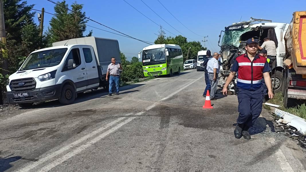 Tır ile servis midibüsü kafa kafaya çarpıştı: 1'i ağır 26 yaralı 26